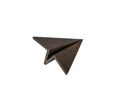 Maverick Paperplane Holzfigur: Detailaufnahme des dunklen Holz-Papierfliegers, handgefertigtes Deko-Objekt für Kinderzimmer.